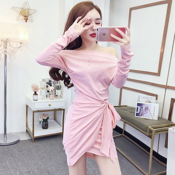 Modern női ruha aszimmetrikus modell csupasz váll fekete és rózsaszín színben