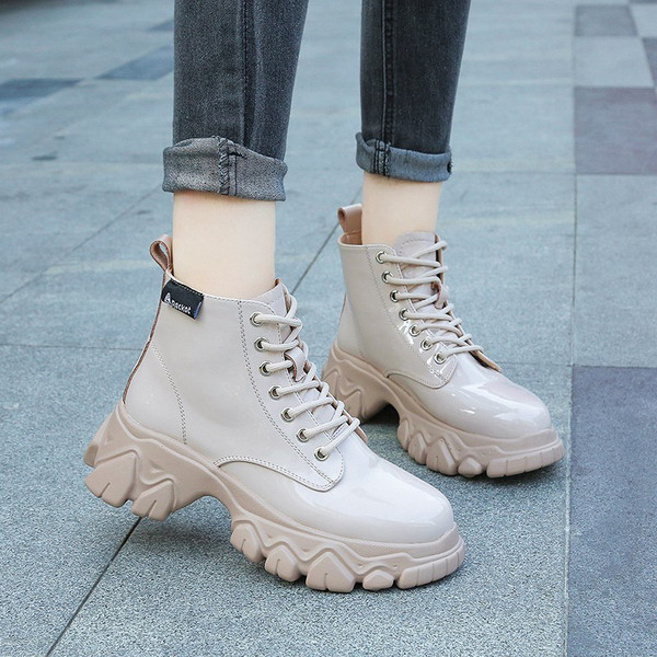 Cizme de dama stilate cu sireturi si talpa inalta aspra