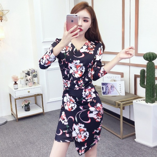 Rochie elegantă de damă cu decolteu spitz și model floral în negru