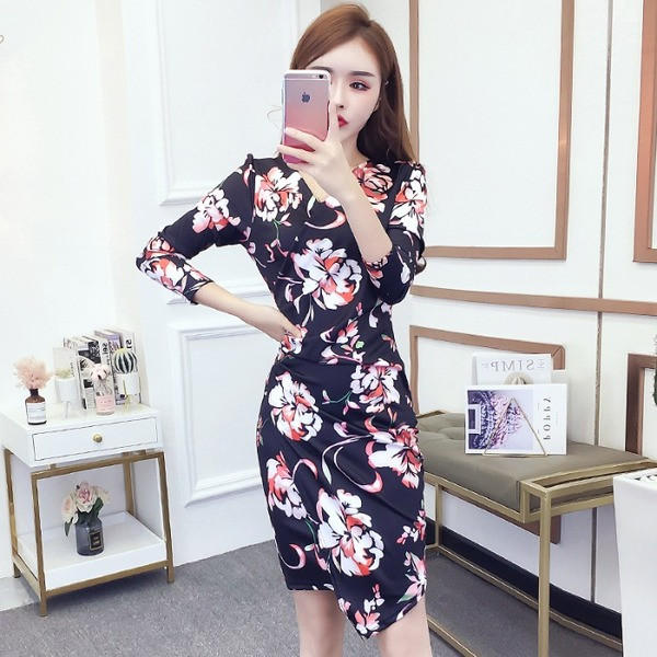 Rochie elegantă de damă cu decolteu spitz și model floral în negru