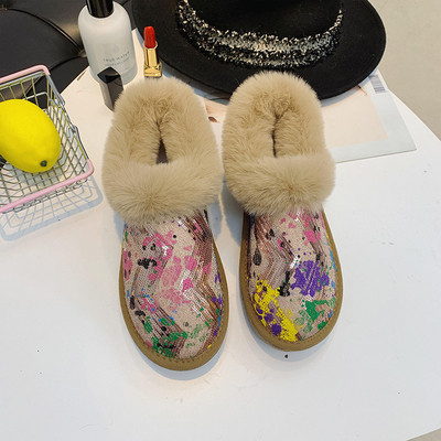 Μοντέρνες γυναικείες μπότες με απαλή επένδυση και πολύχρωμο μοτίβο σε διάφορα χρώματα