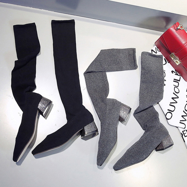 Modern női csizma vastag sarkú szürke és fekete színben