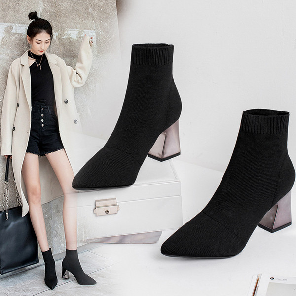 Κομψές γυναικείες μπότες - μυτερό μοντέλο  παχύ τακούνι σε μαύρο χρώμα