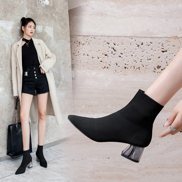 Κομψές γυναικείες μπότες - μυτερό μοντέλο  παχύ τακούνι σε μαύρο χρώμα