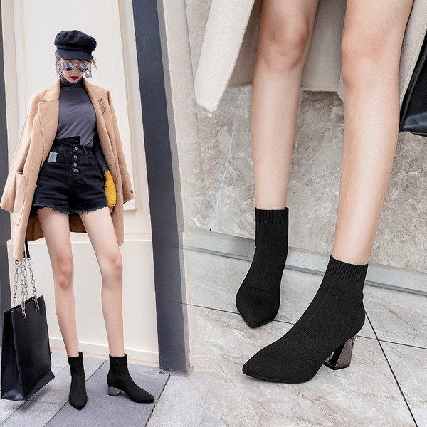 Κομψές γυναικείες μπότες - μυτερό μοντέλο  παχύ τακούνι σε μαύρο χρώμα