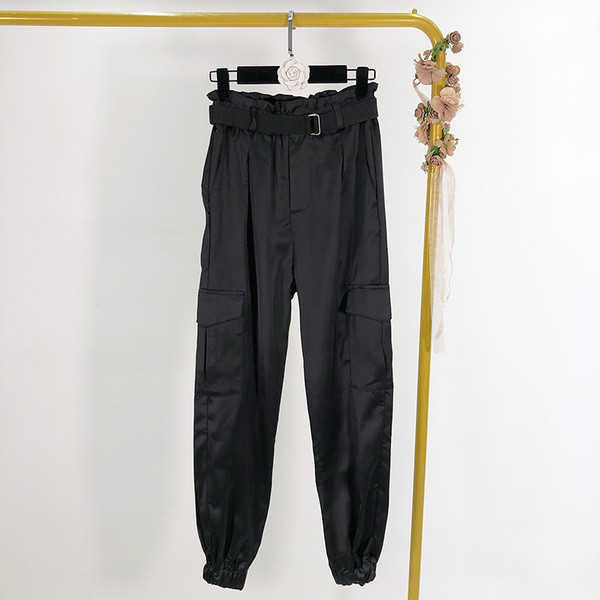 Női sport- és alkalmi nadrág zsebekkel és övvel