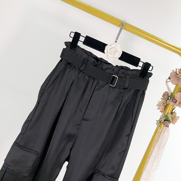 Női sport- és alkalmi nadrág zsebekkel és övvel