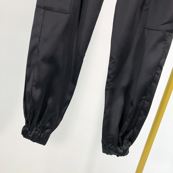 Női sport- és alkalmi nadrág zsebekkel és övvel