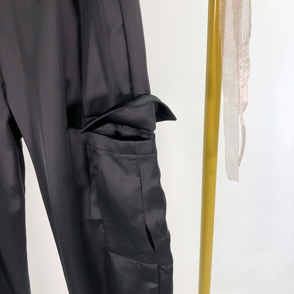 Női sport- és alkalmi nadrág zsebekkel és övvel