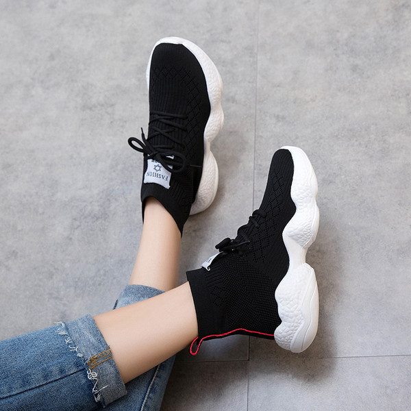 Κομψά γυναικεία αθλητικά πάνινα παπούτσια με δεσμούς σε μαύρο και άσπρο χρώμα