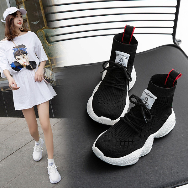 Κομψά γυναικεία αθλητικά πάνινα παπούτσια με δεσμούς σε μαύρο και άσπρο χρώμα