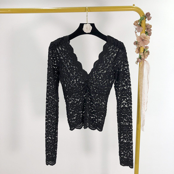 Γυναικεία δαντελωτή μπλούζα σε μαύρο χρώμα