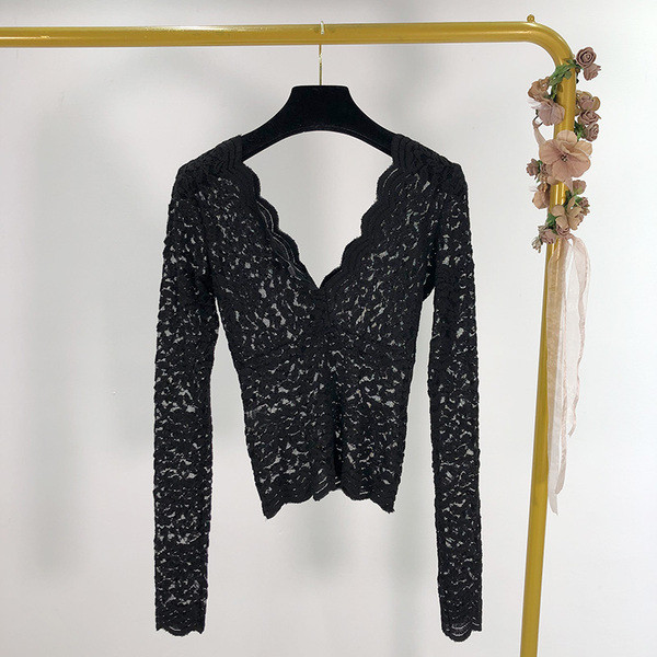 Γυναικεία δαντελωτή μπλούζα σε μαύρο χρώμα