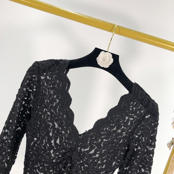 Γυναικεία δαντελωτή μπλούζα σε μαύρο χρώμα