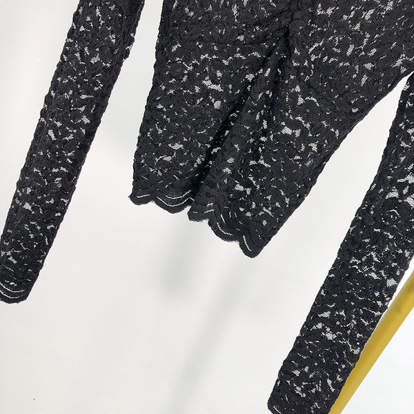 Γυναικεία δαντελωτή μπλούζα σε μαύρο χρώμα