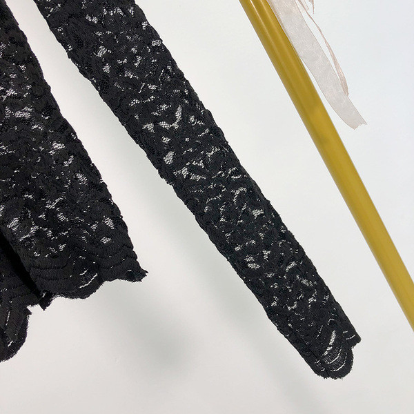 Γυναικεία δαντελωτή μπλούζα σε μαύρο χρώμα