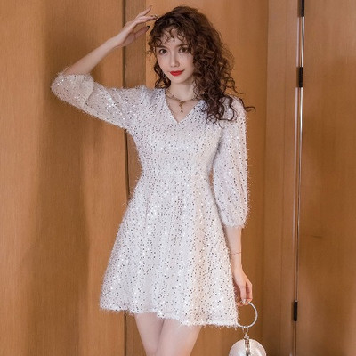 Stílusos női ruha flitterekkel és spitz nyakkivágással, fehér színben