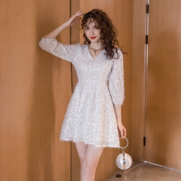 Stílusos női ruha flitterekkel és spitz nyakkivágással, fehér színben