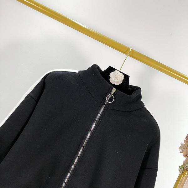 Κοντό γυναικείο φούτερ με φερμουάρ σε μαύρο χρώμα