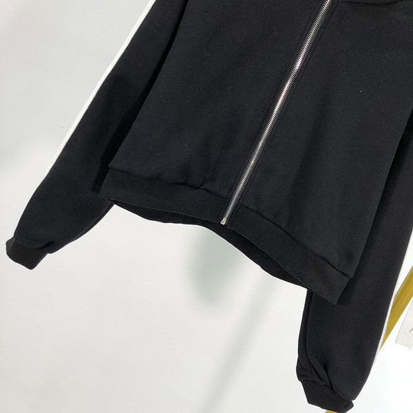 Κοντό γυναικείο φούτερ με φερμουάρ σε μαύρο χρώμα