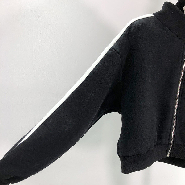 Κοντό γυναικείο φούτερ με φερμουάρ σε μαύρο χρώμα