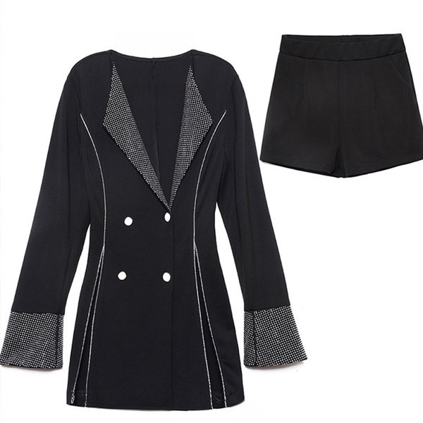 Modern, kétrészes női szett, fekete ruhával és nadrággal