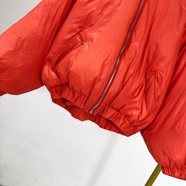 Rövid, piros színű téli kabát cipzárral