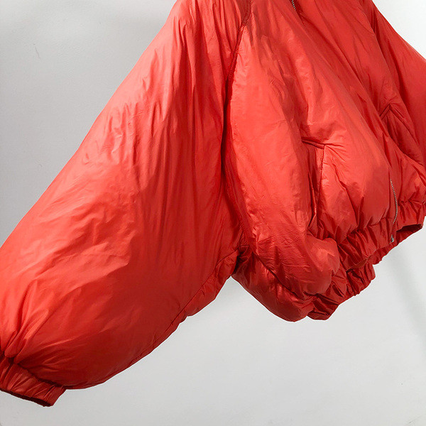 Rövid, piros színű téli kabát cipzárral