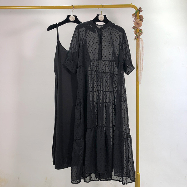 Hosszú, modern sifon ruha fekete színben, ovális nyakkivágással és rövid ujjakkal