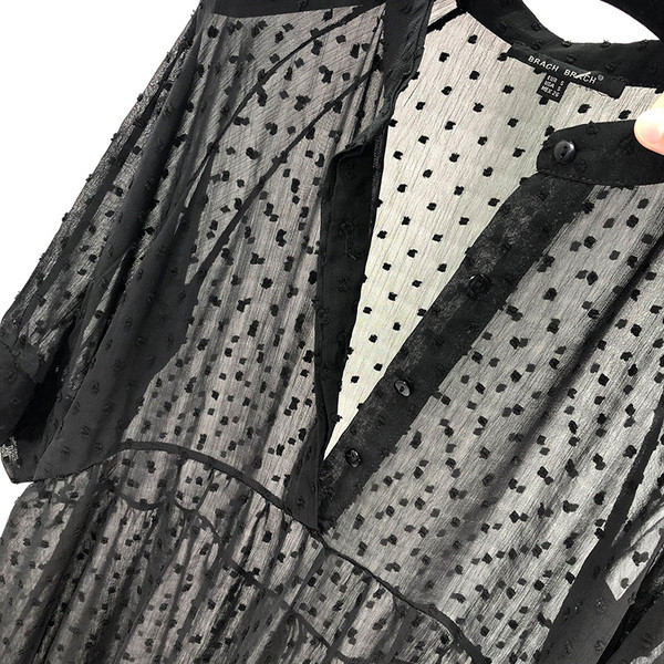 Hosszú, modern sifon ruha fekete színben, ovális nyakkivágással és rövid ujjakkal