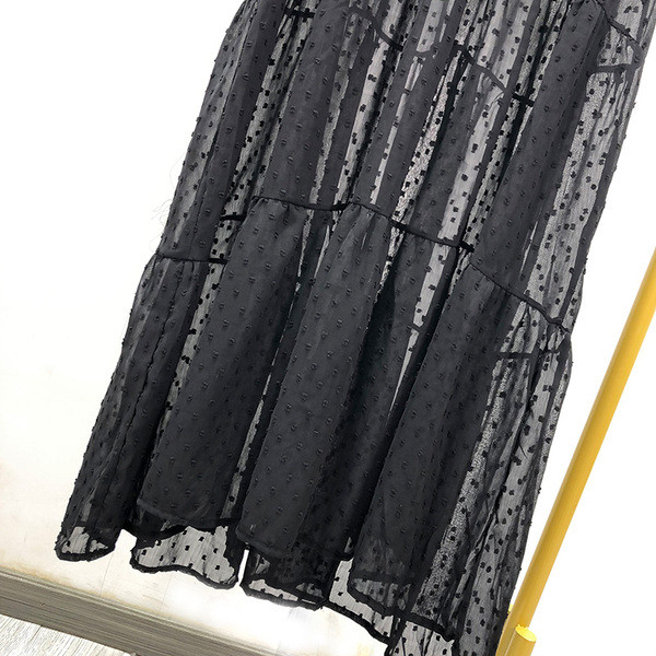 Hosszú, modern sifon ruha fekete színben, ovális nyakkivágással és rövid ujjakkal