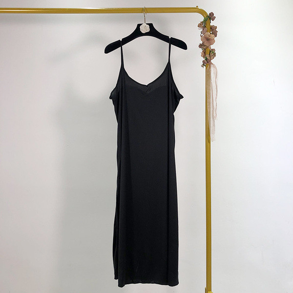 Hosszú, modern sifon ruha fekete színben, ovális nyakkivágással és rövid ujjakkal