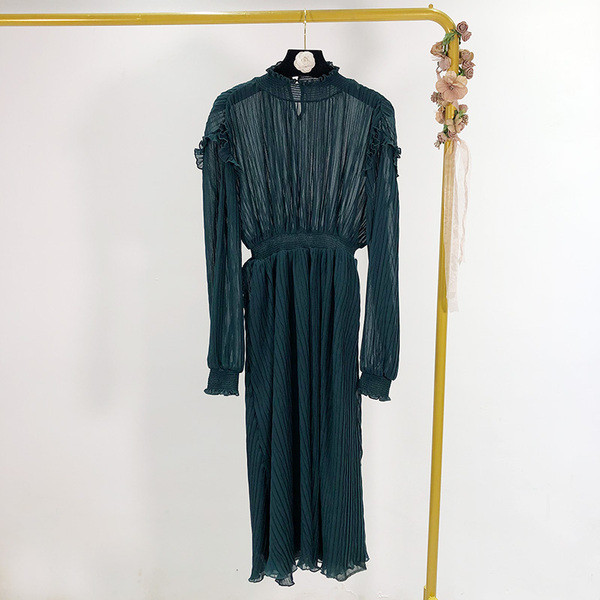 Rochie lungă și modernă din șifon verde, cu mâneci lungi