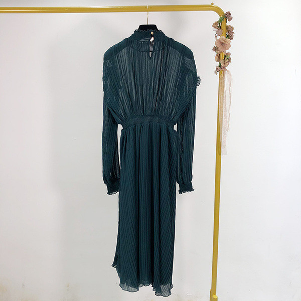 Rochie lungă și modernă din șifon verde, cu mâneci lungi