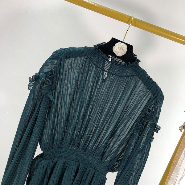 Rochie lungă și modernă din șifon verde, cu mâneci lungi