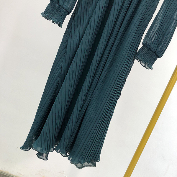 Rochie lungă și modernă din șifon verde, cu mâneci lungi