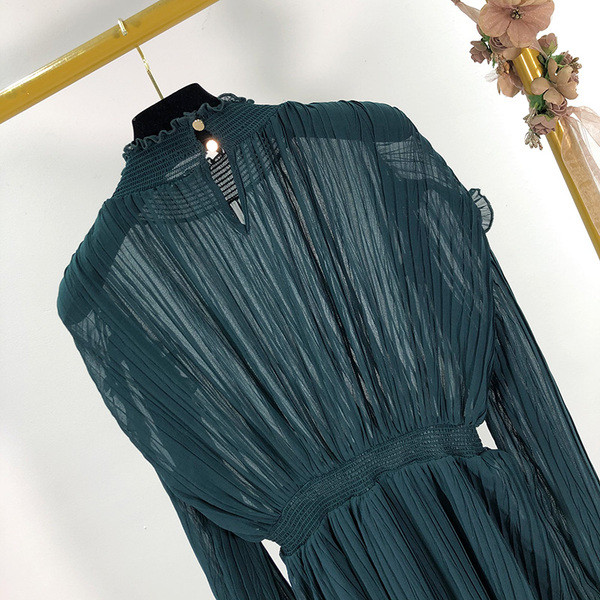 Rochie lungă și modernă din șifon verde, cu mâneci lungi