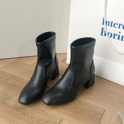 Μοντέρνες γυναικείες μπότες μυτερό μοντέλο με χοντρό τακούνι