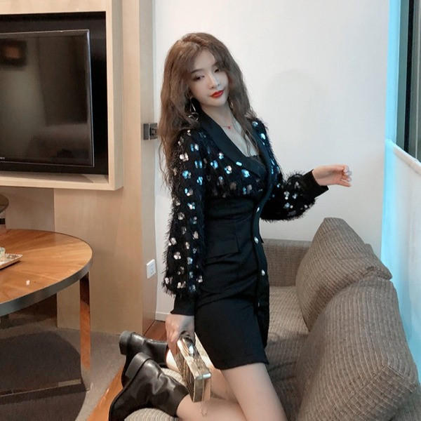 Стилна дамска рокля с дълъг ръкав и пайети в черен цвят