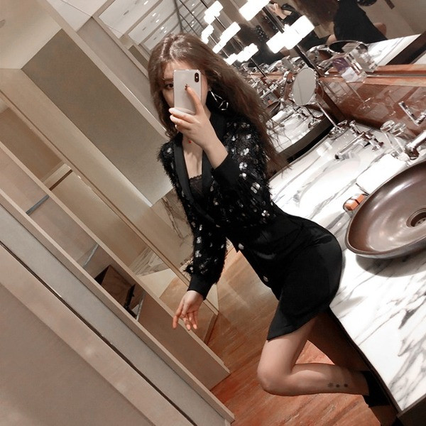 Стилна дамска рокля с дълъг ръкав и пайети в черен цвят