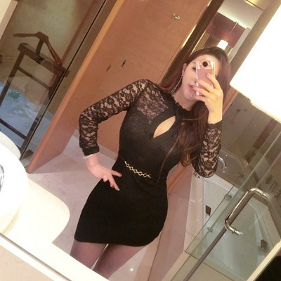 Μοντέρνο γυναικείο φόρεμα με ψηλό κολάρο και δαντέλα σε λευκό και μαύρο χρώμα