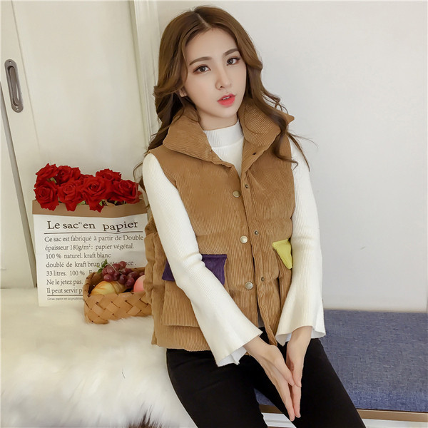 Μοντέρνο γυναικείο γιλέκο με τσέπες και κουμπιά σε καφέ χρώμα