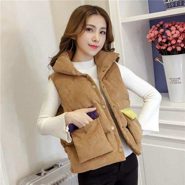 Μοντέρνο γυναικείο γιλέκο με τσέπες και κουμπιά σε καφέ χρώμα