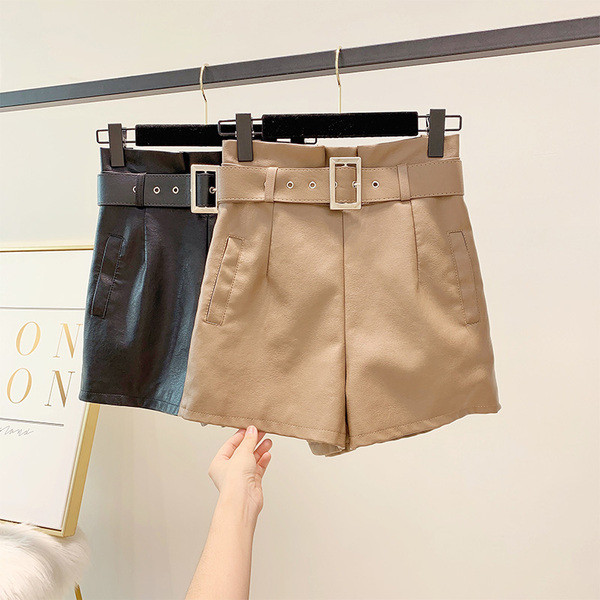 Σύντομα γυναικεία έκο δερμάτινα παντελόνια σε μαύρο και καφέ χρώμα