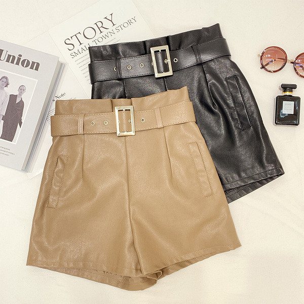 Σύντομα γυναικεία έκο δερμάτινα παντελόνια σε μαύρο και καφέ χρώμα