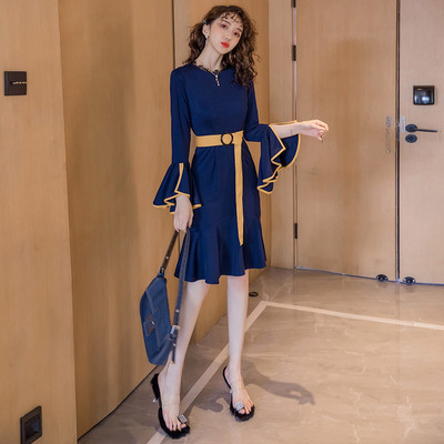 Új modell modern női ruha övvel és lótusz ujjú kék színben