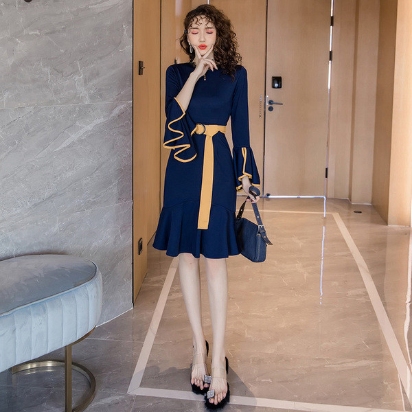 Új modell modern női ruha övvel és lótusz ujjú kék színben