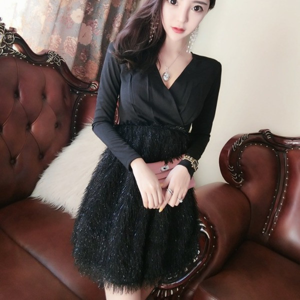 Rochie elegantă de damă, cu decolteu spitz și mâneci lungi, de culoare neagră