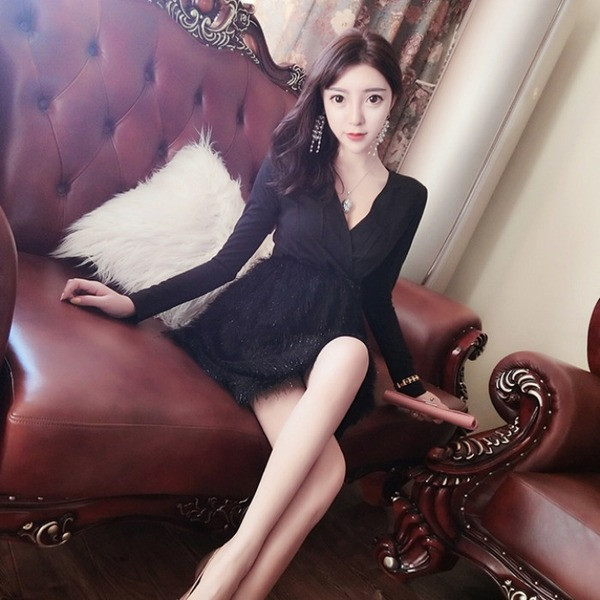 Rochie elegantă de damă, cu decolteu spitz și mâneci lungi, de culoare neagră