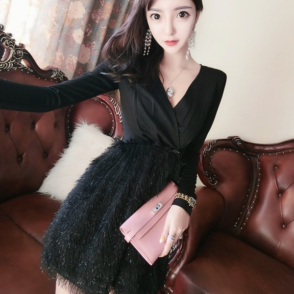 Rochie elegantă de damă, cu decolteu spitz și mâneci lungi, de culoare neagră